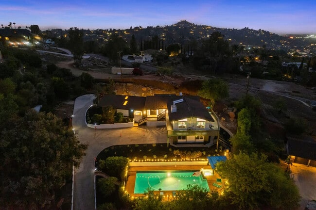 Building Photo - 5048 Bluff Pl