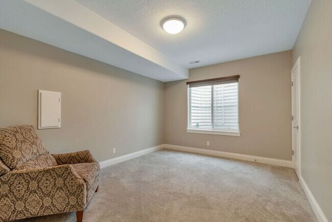 Building Photo - Upmarket Townhouse in Sought After Holladay City