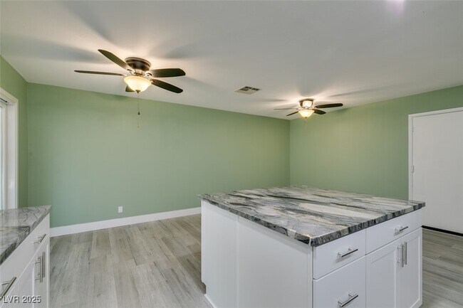 Building Photo - 605 Mosswood Dr