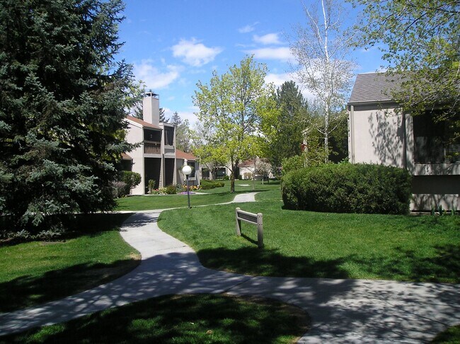 Building Photo - Holladay T/Home in Beautiful Garden Setting