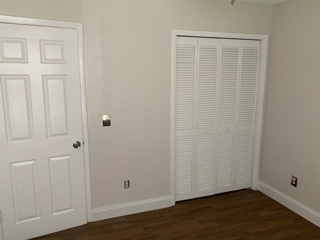 Building Photo - 3 Bedroom Remodeled Home in Surrey Ridge