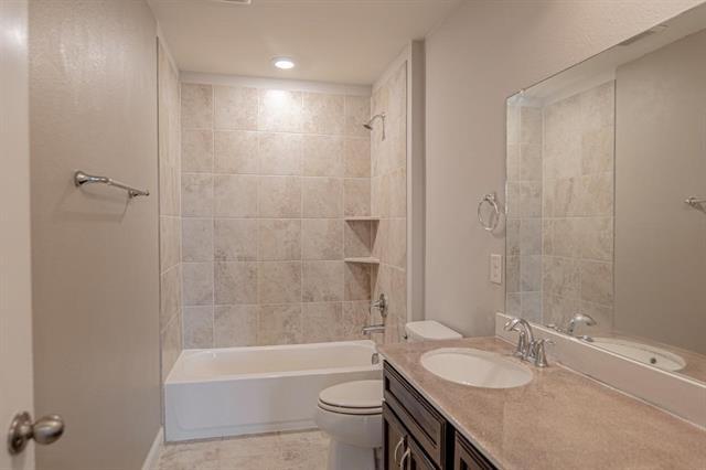 Building Photo - 410 Club House Dr