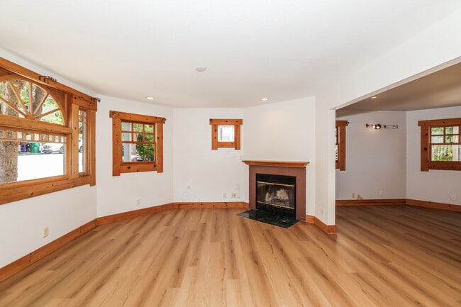 Building Photo - 14 Nicholl Ave