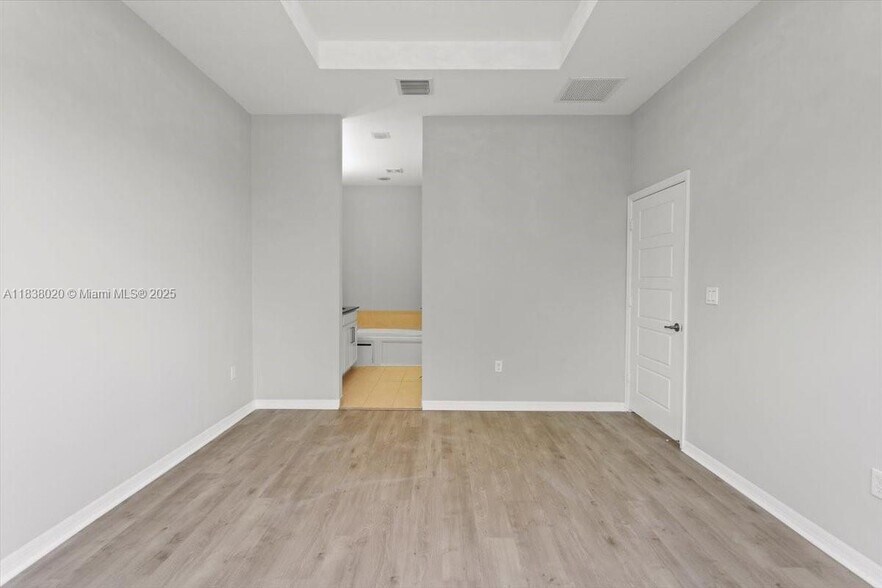 Building Photo - 635 NE 191st Ter