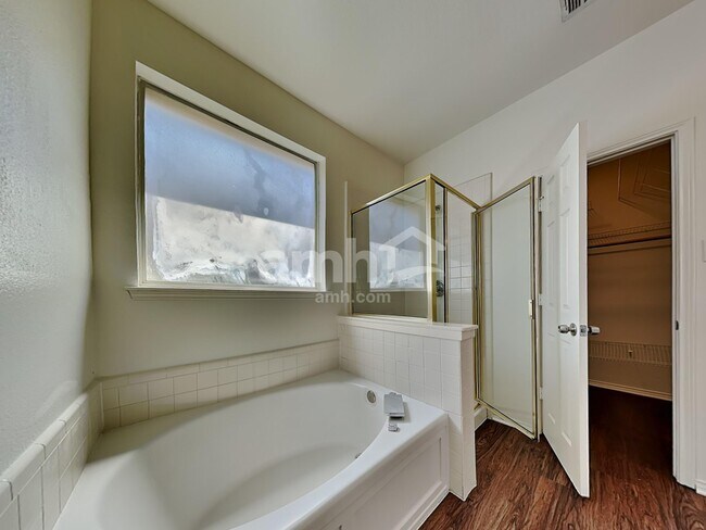 Building Photo - 1745 Cresthill Dr