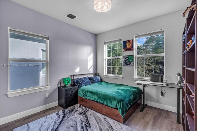 Building Photo - 3813 Greenway Dr