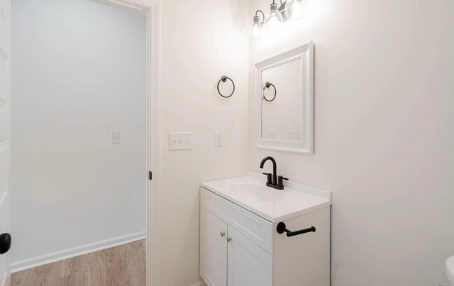 Building Photo - Newer 3 Bedroom, 2 Bath in North East Columbia- Available March 2026!