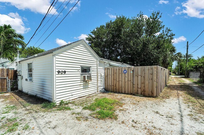 Building Photo - 909 N Palmway