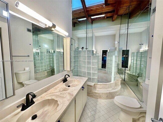Building Photo - 2753 Parkview Dr S