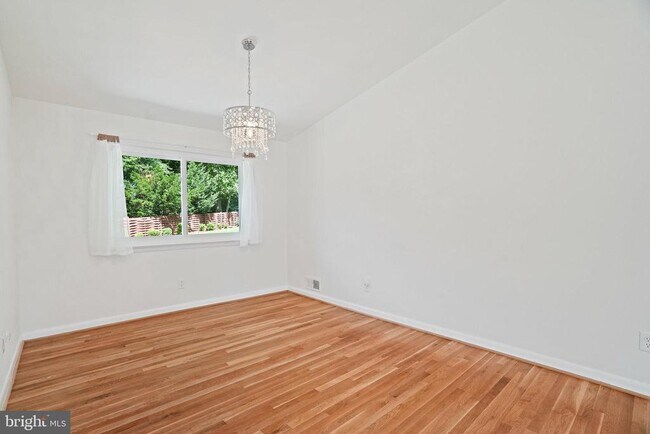Building Photo - 6607 Lone Oak Dr