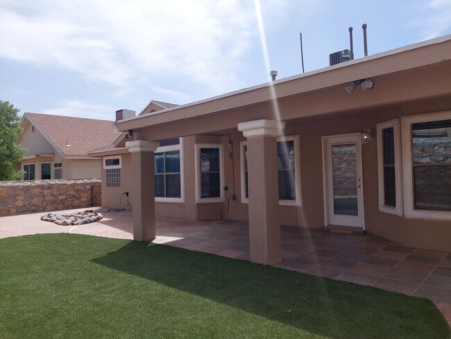 Building Photo - 4 BEDROOM 2 BATHROOM HOME 3 CAR GARAGE HOM...