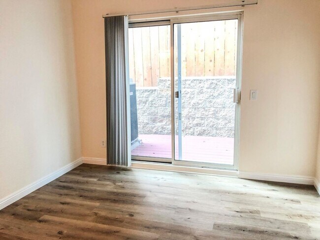 Building Photo - 2bd/2bth Condo with Private Patio, In-Unit...