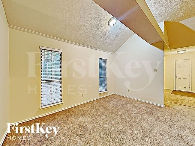 Building Photo - 811 W Lynn Creek Dr