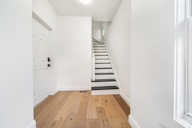 Building Photo - 9 Knollin St