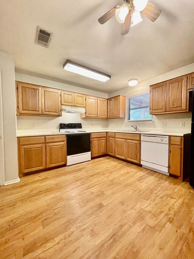 Building Photo - Eclectic 3 Bedroom, 2 Bathroom Home - 2 Car Garage - Fenced Yard and More!