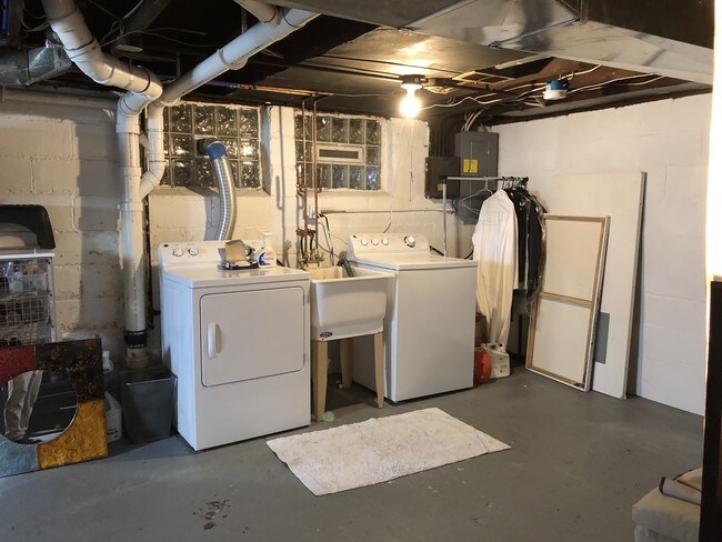 Building Photo - 671 Wordsworth St