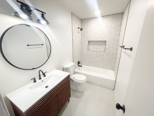 Building Photo - Centrally Located Apartment with Pool!!