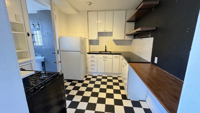 Building Photo - 1 Bedroom 1 bath Condo in Historic SLC building!