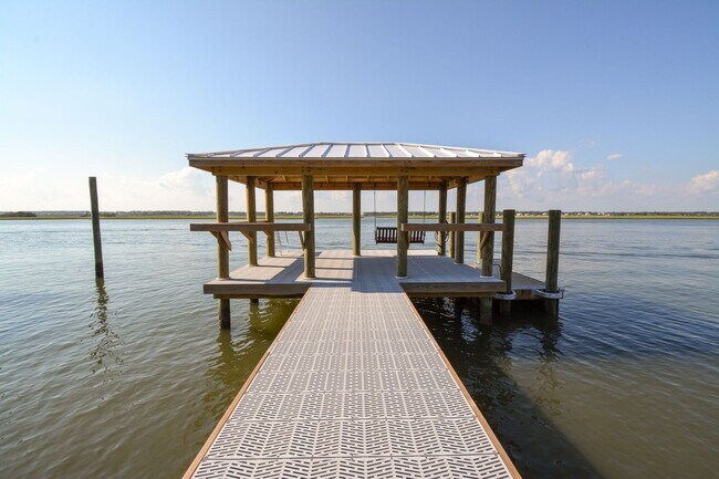 Building Photo - Seasonal Rental: Total Relaxation with Sou...