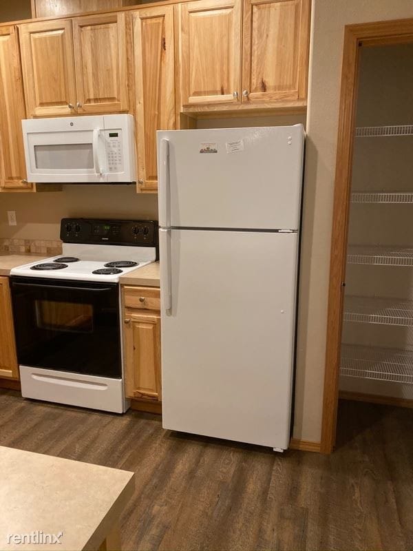 Building Photo - 2 br, 2 bath Townhome - 953 NW Circle Blvd
