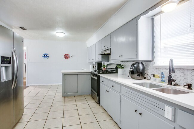 Building Photo - Pre-Leasing for July 2025!