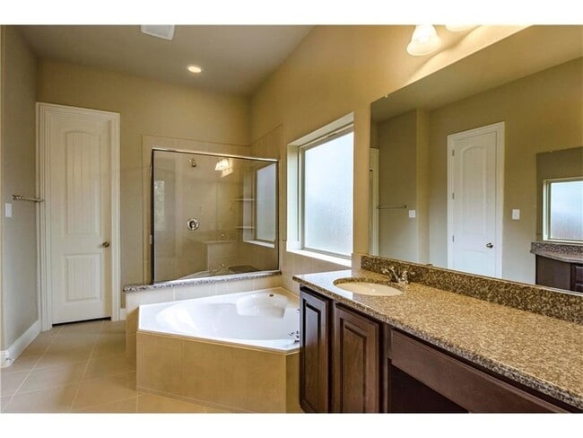 Building Photo - 10671 Villanova Dr