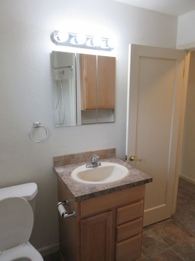 Building Photo - Three Bedroom Home in Keizer on corner lot