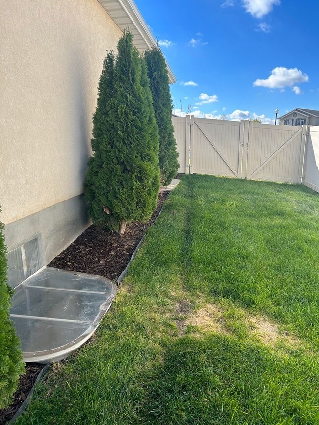 Building Photo - 5 Bedroom 3 Bathroom House in Spanish Fork!