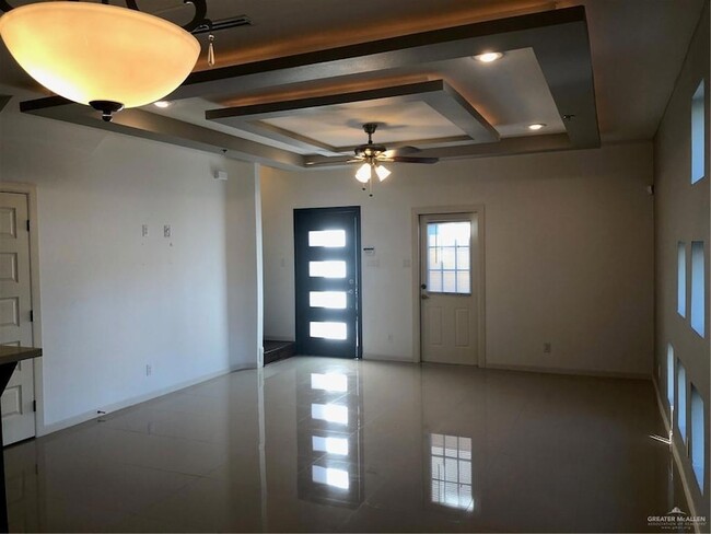 Building Photo - 1304 E Daffodil Ave