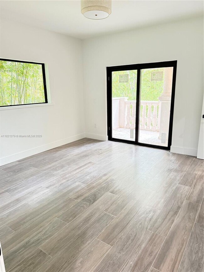 Building Photo - 2921 SW 30th Ct