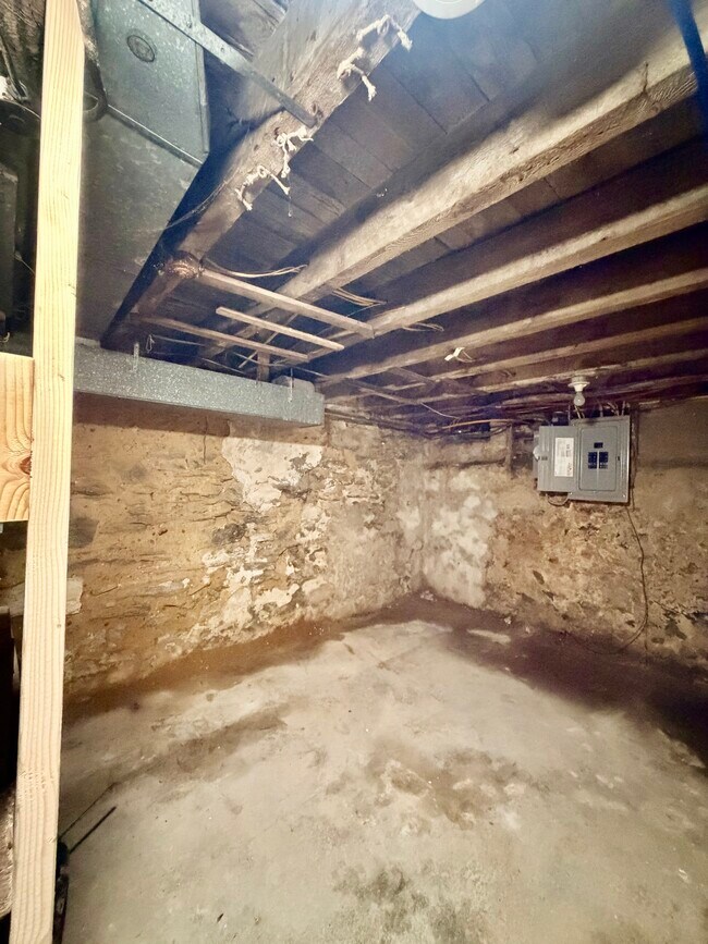Building Photo - 1844 Hart Ln