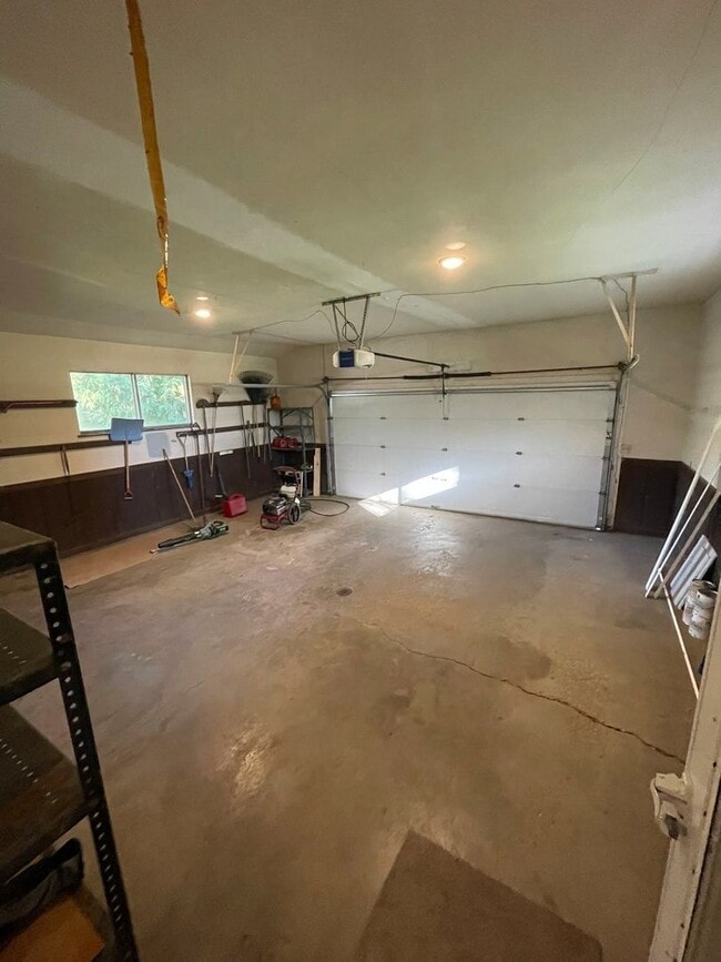 Building Photo - Beautiful Three Bedroom Home