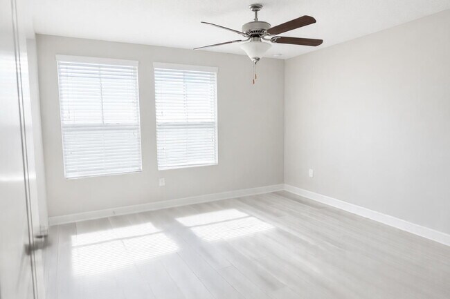 Building Photo - "Spacious 4-Bedroom Oasis with Modern Granite Touches in Land O' Lakes!"