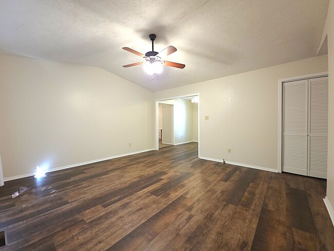 Building Photo - Welcome to this charming 3 bedroom, 2 bath...