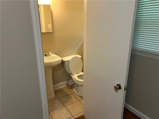 Building Photo - 3231 Pinehill Dr