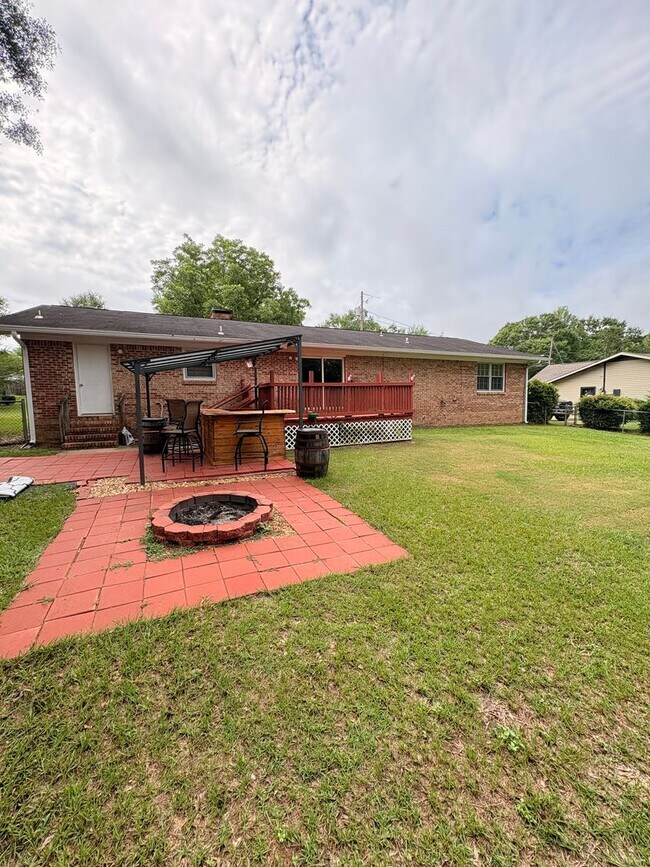 Building Photo - 102 Navaho Dr