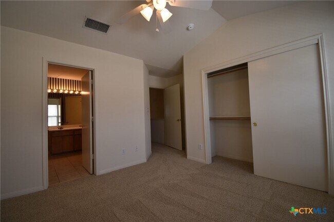 Building Photo - 2215 Dry Creek Dr