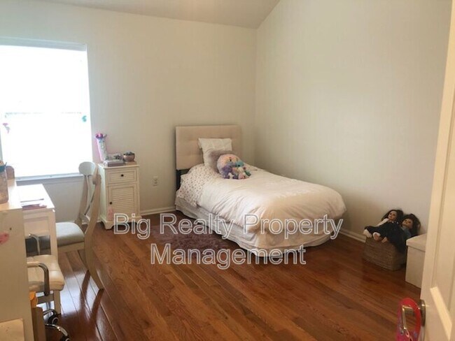 Building Photo - 141 Meadow View Ln