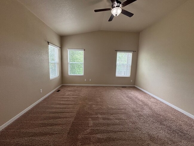 Building Photo - 5 Bedroom, 3 Bathroom Single-Family Home w...