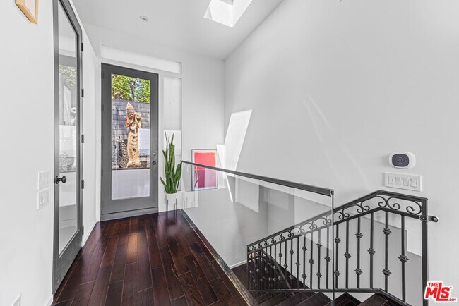 Building Photo - 2300 Ronda Vista Dr