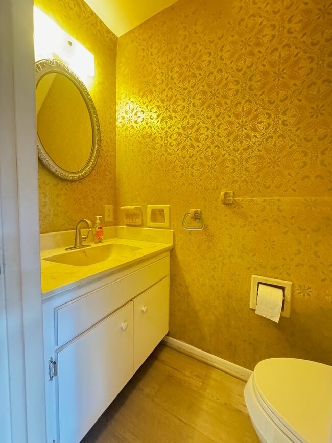 Building Photo - Unfurnished Townhouse Near Downtown Sarasota