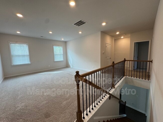 Building Photo - 7870 Tiberon Pkwy