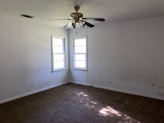 Building Photo - 2 bed 1 1/2 bath