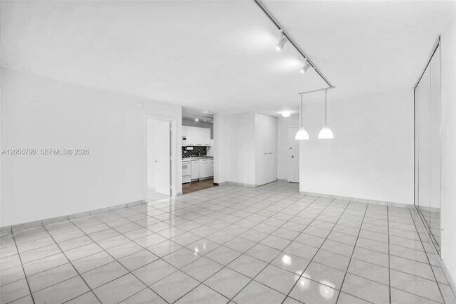 Building Photo - 5313 Collins Ave