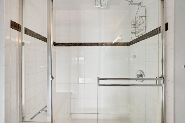 Building Photo - 100 Park Ave W