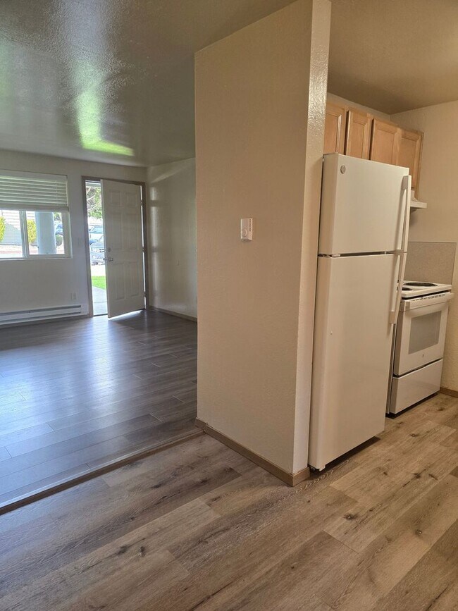 Building Photo - One bedroom