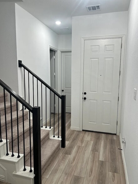 Building Photo - Room in House on Jones Dr