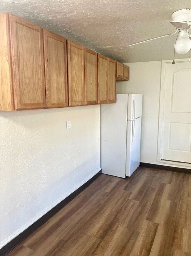 Building Photo - LARGE DOWNSTAIRS CORNER UNIT 2 BED 1 BATH ...