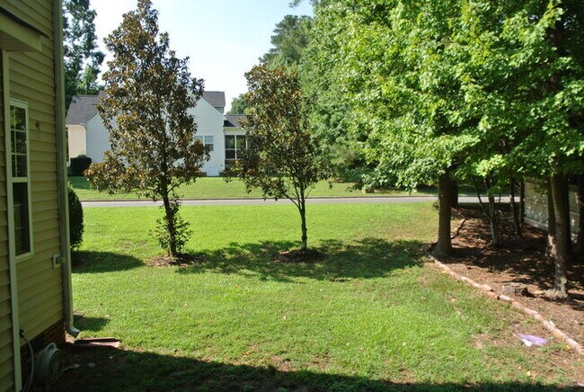 Building Photo - 2108 Summit Dr