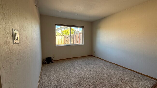 Building Photo - 672 Swallow Dr